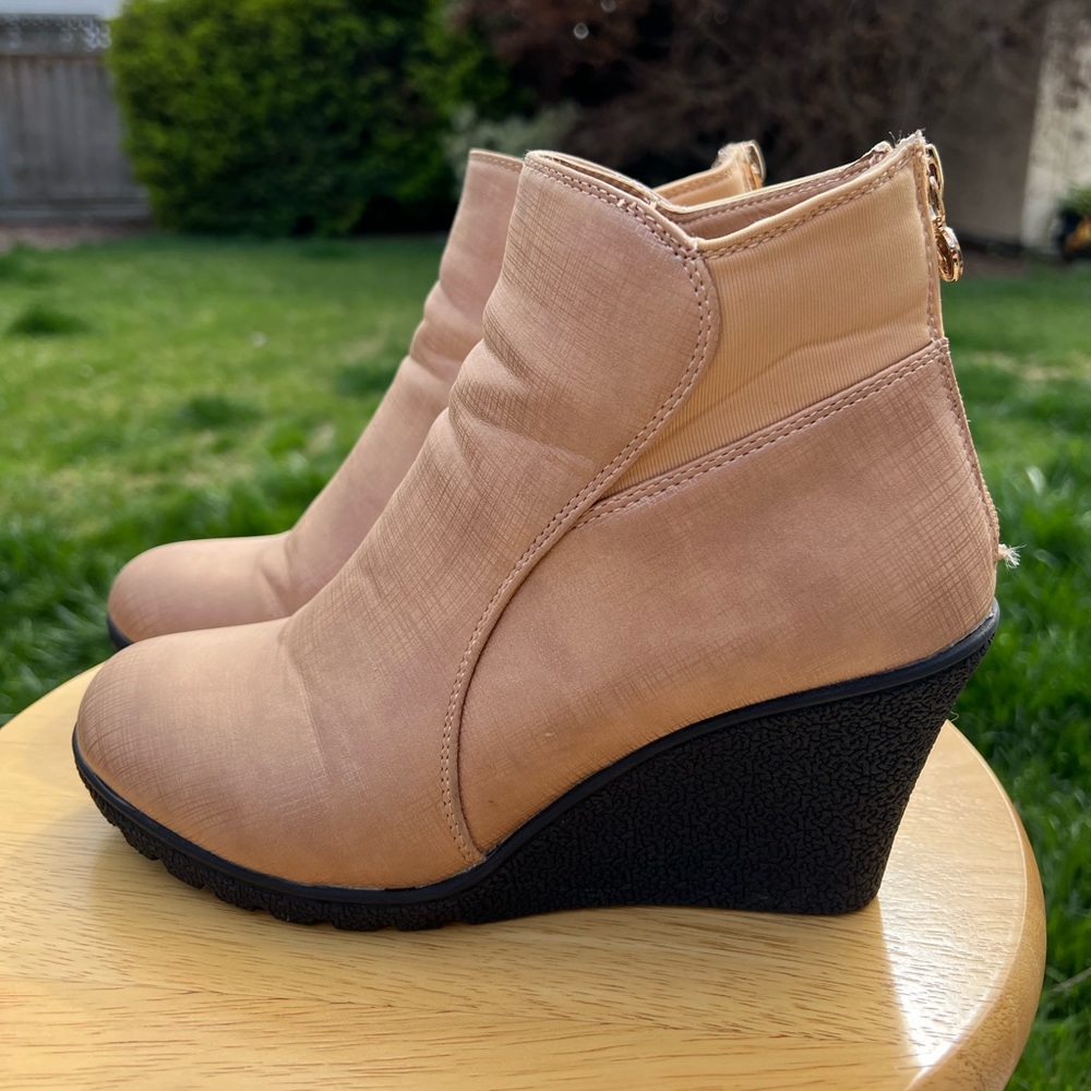 Secret Celebrity Pearlized Gold Alana Bootie - size 8.5